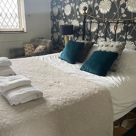 King Size Bed & En Suite Rolled Top Bath Private Lane Harrogate Luaran gambar